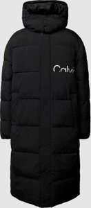 Czarna kurtka Calvin Klein długa z nadrukiem
