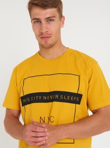 Żółty t-shirt Gate w młodzieżowym stylu z bawełny z krótkim rękawem