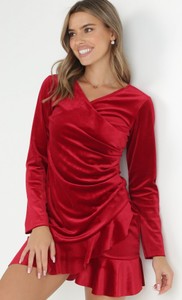 Czerwona sukienka born2be z dekoltem w kształcie litery v w stylu casual
