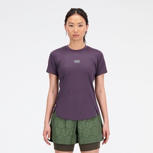 Fioletowy t-shirt New Balance z okrągłym dekoltem z krótkim rękawem w sportowym stylu