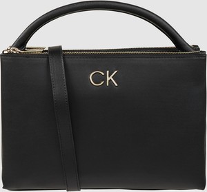 Czarna torebka Calvin Klein średnia na ramię ze skóry ekologicznej