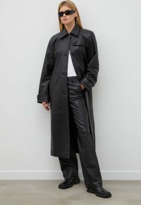 Czarny płaszcz Won Hundred w stylu casual