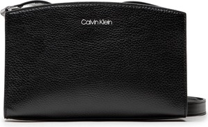 Czarna torebka Calvin Klein na ramię średnia
