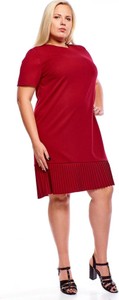 Czerwona sukienka Fokus z tkaniny midi dla puszystych