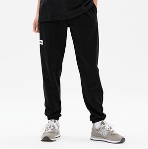 Czarne spodnie New Balance z dresówki w sportowym stylu