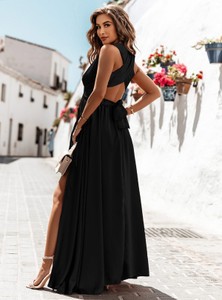 Czarna sukienka Pakuten z dekoltem w kształcie litery v z satyny
