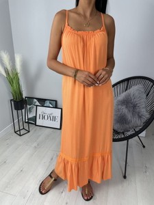 Pomarańczowa sukienka ModnaKiecka.pl w stylu casual na ramiączkach z dekoltem w kształcie litery v