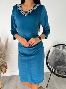 Niebieska sukienka ModnaKiecka.pl prosta z dekoltem w kształcie litery v z weluru