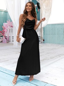 Czarna sukienka Pakuten z satyny z długim rękawem maxi