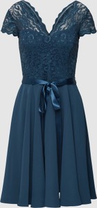 Granatowa sukienka Swing rozkloszowana z dekoltem w kształcie litery v z krótkim rękawem