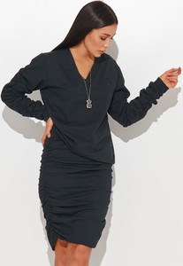 Czarna sukienka Numinou z dresówki dopasowana