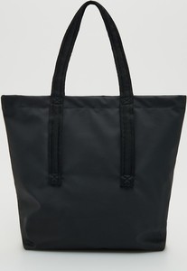 Czarna torebka Reserved w wakacyjnym stylu