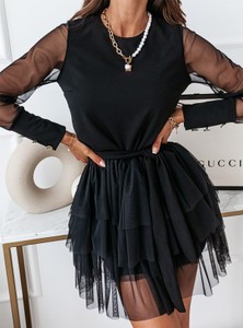 Czarna sukienka Pakuten z tiulu z dekoltem w kształcie litery v