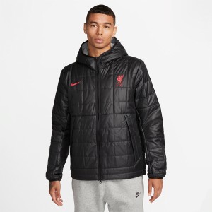 Czarna kurtka Nike w młodzieżowym stylu