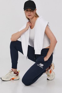 Granatowe spodnie New Balance w sportowym stylu