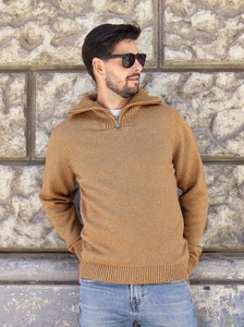 Brązowy sweter M. Lasota ze stójką w stylu casual