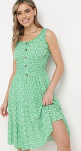 Zielona sukienka born2be z okrągłym dekoltem rozkloszowana na ramiączkach