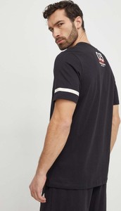 Czarny t-shirt Adidas z nadrukiem w sportowym stylu z krótkim rękawem