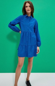 Niebieska sukienka Moodo.pl koszulowa w stylu casual z długim rękawem