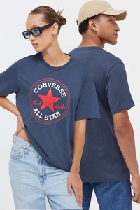 Granatowy t-shirt Converse w młodzieżowym stylu z okrągłym dekoltem z nadrukiem