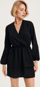 Czarna sukienka Reserved w stylu casual mini z długim rękawem