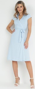 Niebieska sukienka born2be z krótkim rękawem z dzianiny z dekoltem w kształcie litery v