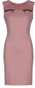 Różowa sukienka Fokus w stylu casual dopasowana bez rękawów