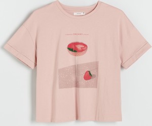 Różowy t-shirt Reserved z nadrukiem z okrągłym dekoltem