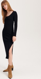 Czarna sukienka Reserved midi dopasowana w stylu casual