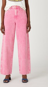 Różowe jeansy Wrangler w street stylu