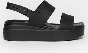 Czarne sandały Crocs na platformie z klamrami