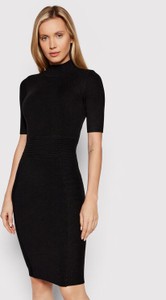 Czarna sukienka Guess dopasowana z krótkim rękawem w stylu casual