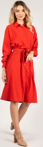 Czerwona sukienka ubierzsie.com w stylu casual z długim rękawem z kołnierzykiem