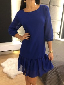 Niebieska sukienka ModnaKiecka.pl z szyfonu z okrągłym dekoltem