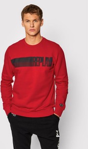 Czerwona bluza Replay w młodzieżowym stylu