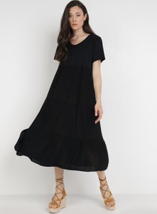 Czarna sukienka born2be z okrągłym dekoltem z krótkim rękawem