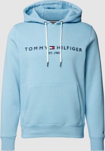 Niebieska bluza Tommy Hilfiger z nadrukiem w młodzieżowym stylu