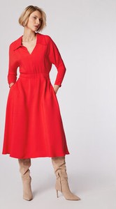 Czerwona sukienka Simple midi trapezowa z dekoltem w kształcie litery v