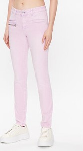 Różowe jeansy Marc Aurel w street stylu