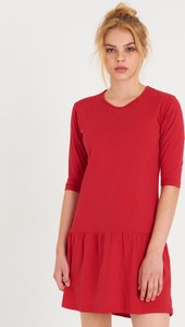 Czerwona sukienka Gate z bawełny w stylu casual