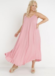 Różowa sukienka born2be midi w stylu casual na ramiączkach