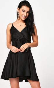 Czarna sukienka born2be z dekoltem w kształcie litery v z satyny