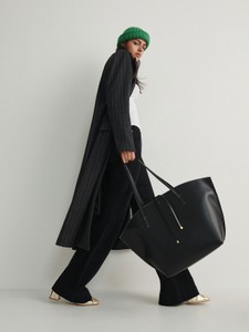 Czarna torebka Reserved w wakacyjnym stylu lakierowana duża