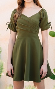 Zielona sukienka Justmelove z krótkim rękawem z dekoltem w kształcie litery v z bawełny