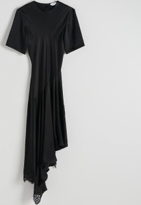 Czarna sukienka Reserved midi z krótkim rękawem w stylu casual