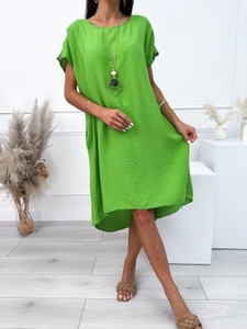 Zielona sukienka ModnaKiecka.pl w stylu casual trapezowa z krótkim rękawem