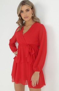 Czerwona sukienka born2be z dekoltem w kształcie litery v mini z długim rękawem