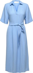 Niebieska sukienka Selected Femme z krótkim rękawem midi