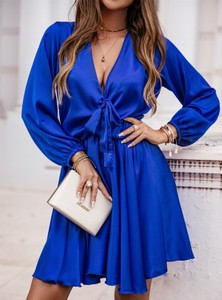 Niebieska sukienka Pakuten z satyny kopertowa