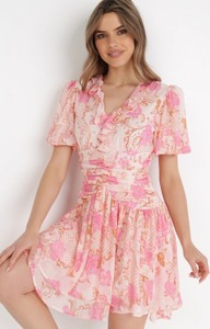 Różowa sukienka born2be z krótkim rękawem z dekoltem w kształcie litery v